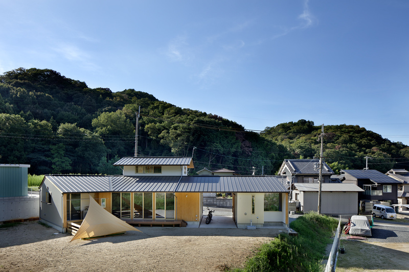 折れ曲がった家