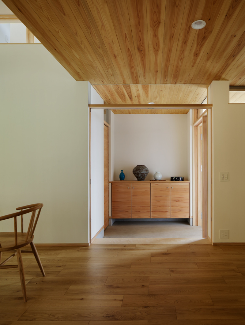 折れ曲がった家