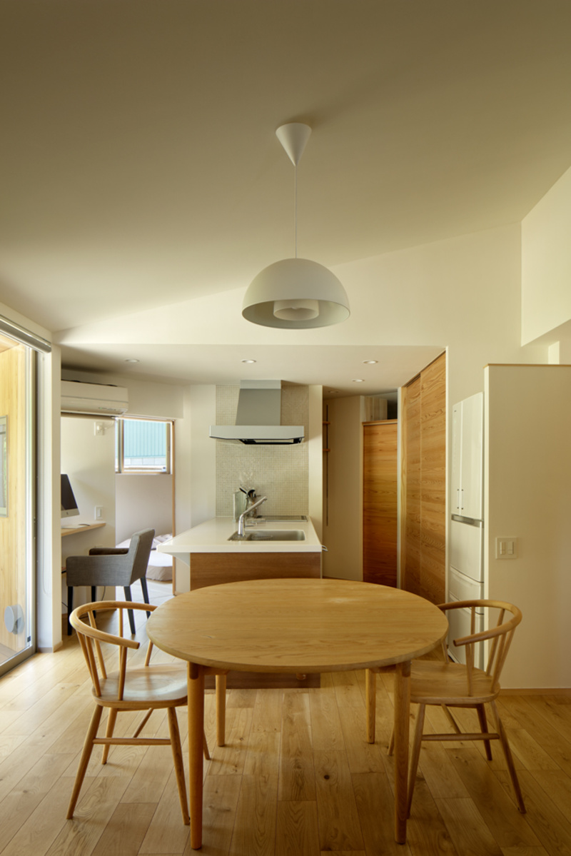 折れ曲がった家