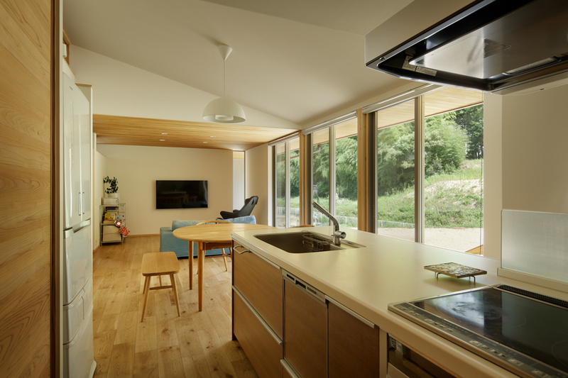 折れ曲がった家