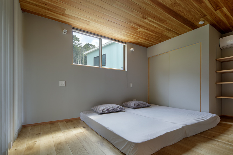 折れ曲がった家