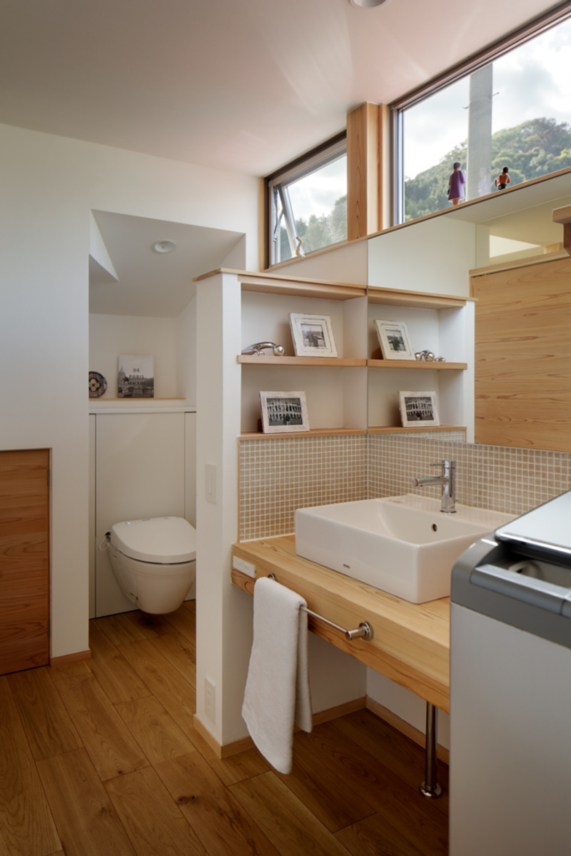 折れ曲がった家